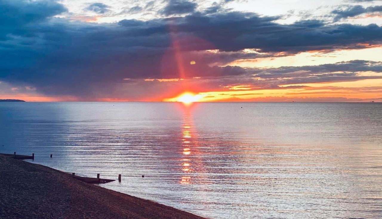 Beautiful Beachfront Retreat With A Stunning Sea View For The Ultimate Escape Away From The Busy World Below Herne Bay Eksteriør bilde